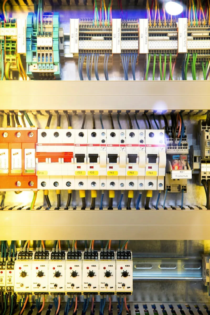 Labelled circuit breakers and terminal blocks in a switchboard